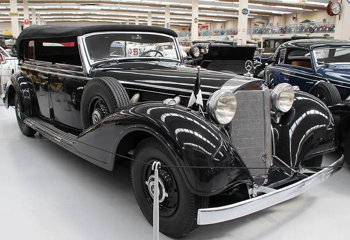 Grosser Mercedes W150 Tourenwagen side view
