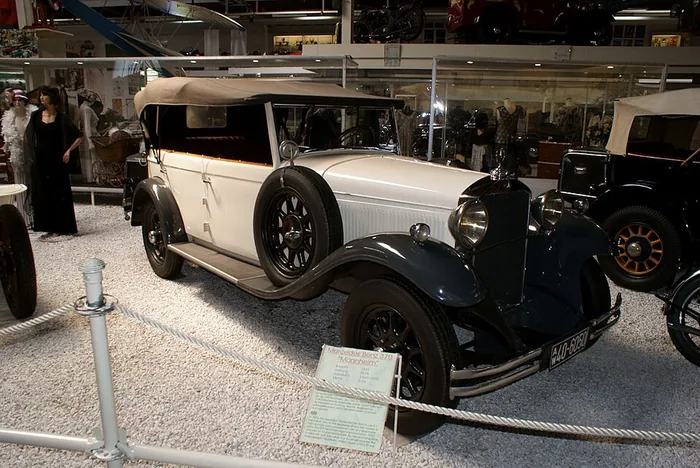 Mercedes-Benz Typ Mannheim 370 side front view