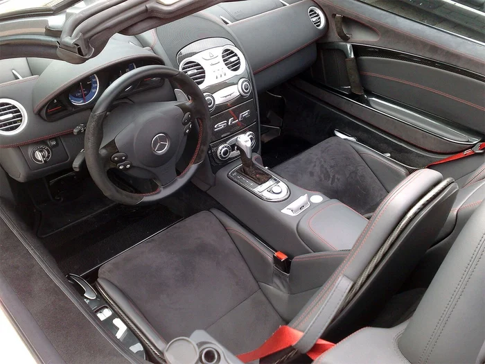 Mercedes-Benz SLR McLaren 722 Edition interior carbon fibre trim