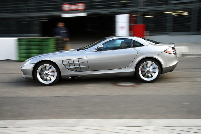 Mercedes-Benz SLR McLaren C199 side profile
