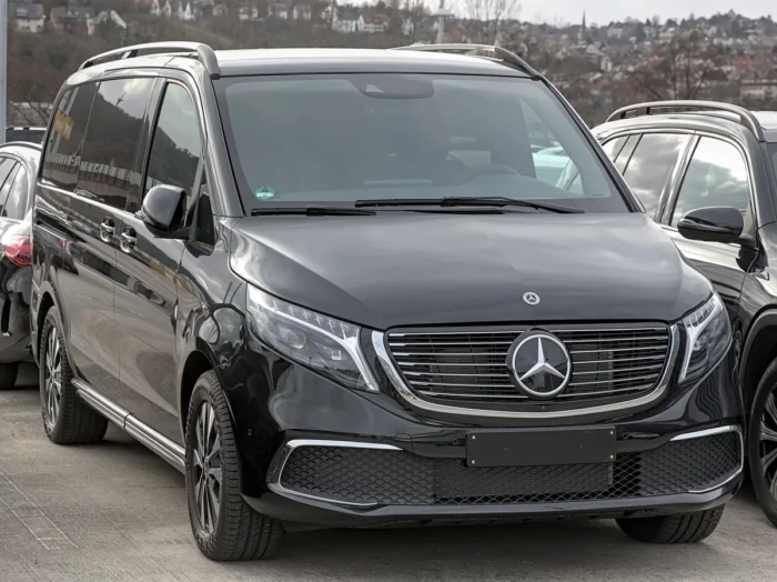 Mercedes-Benz V-Class W447 front three-quarter view
