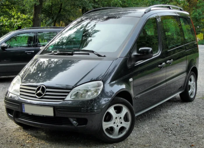 Mercedes-Benz Vaneo front three-quarter view