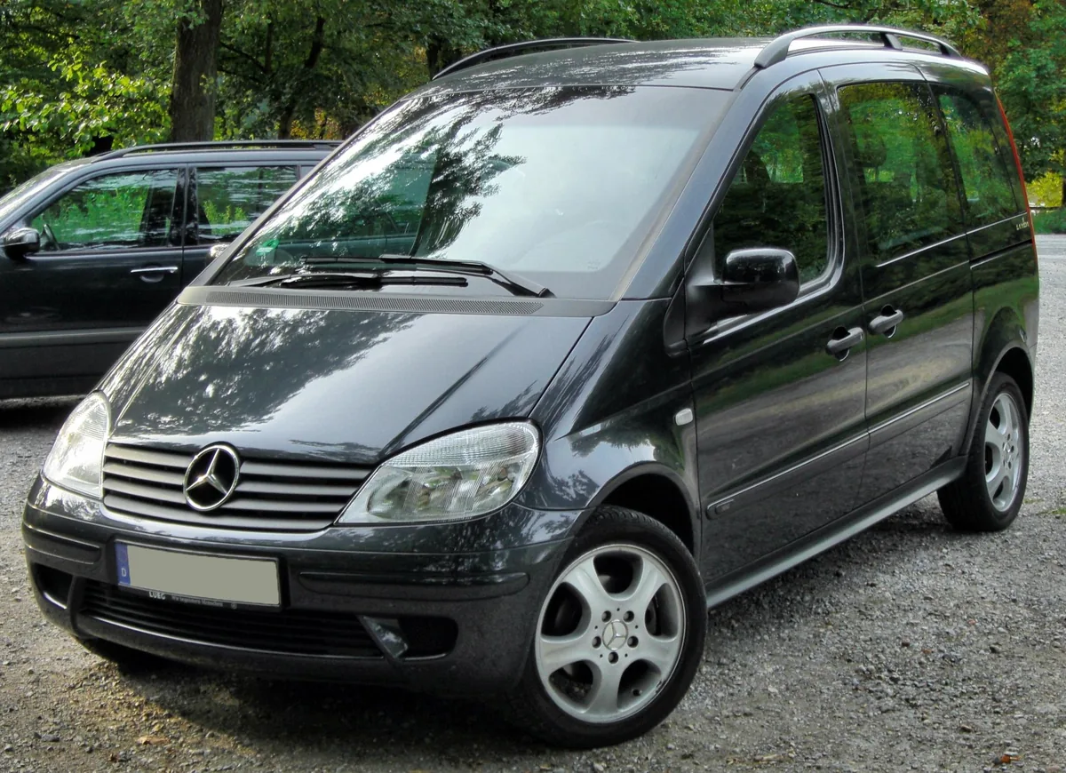 Mercedes-Benz Vaneo front three-quarter view