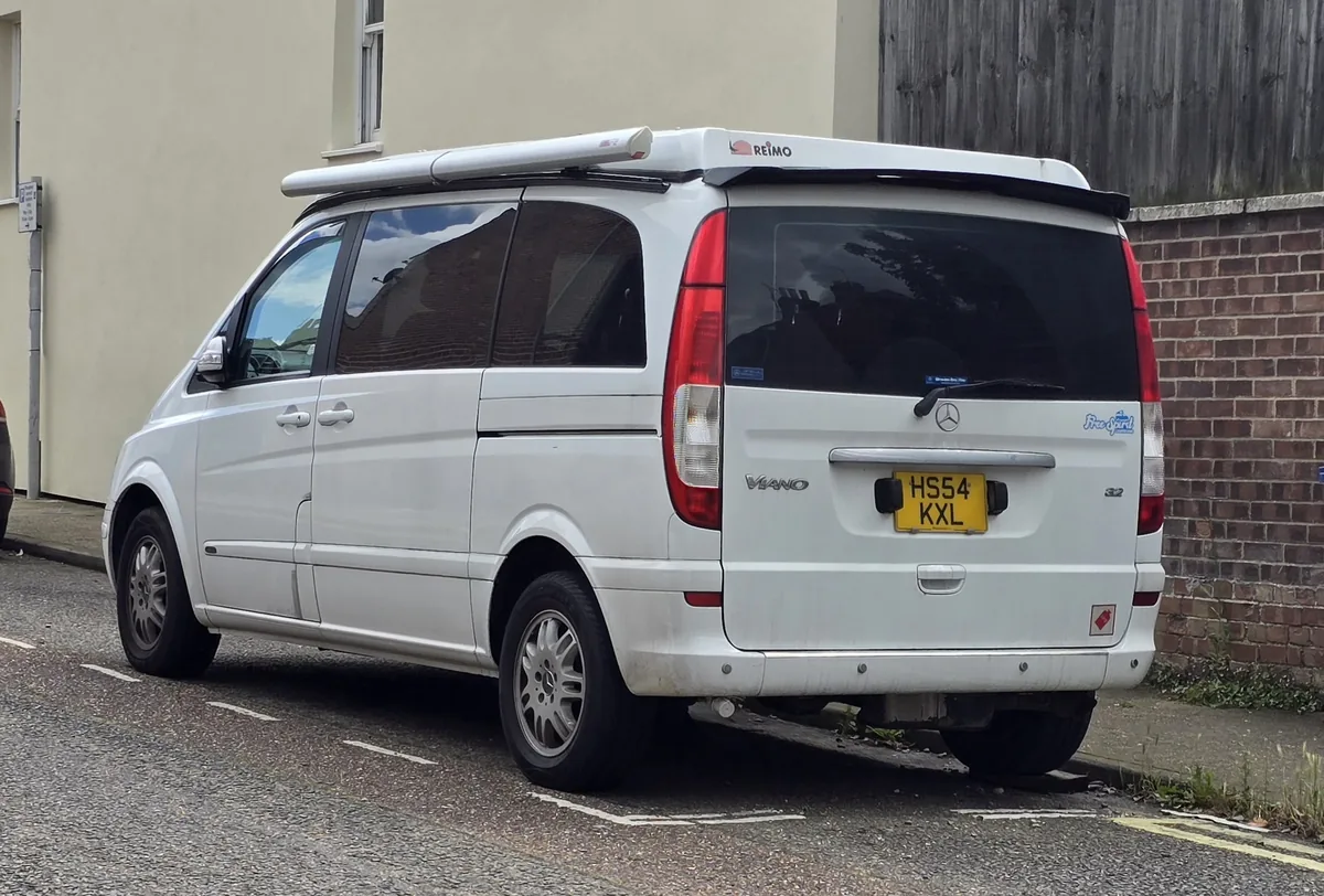 Mercedes-Benz Viano W639 front three-quarter view
