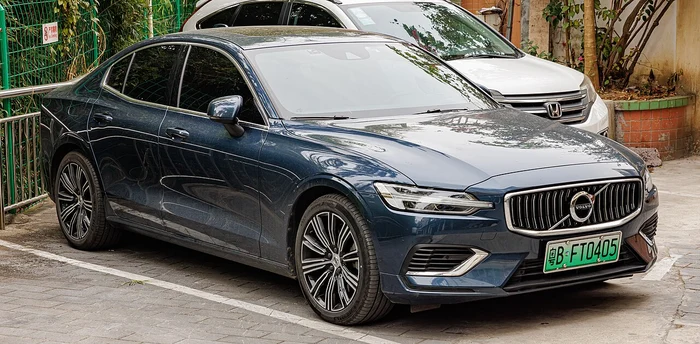 Volvo T8 plug-in hybrid vehicle 2